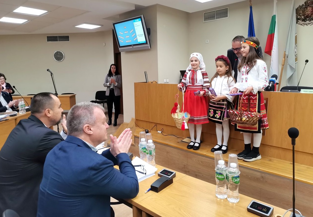 Деца подариха мартеници за здраве в Общински съвет - Плевен